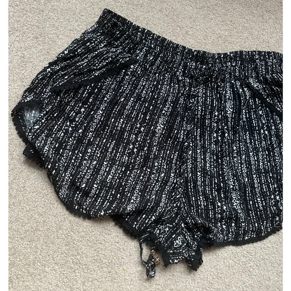 NWT City Chic Scoop Print Shorts Black White XL Women's Plus Size 22 Beachy - Picture 2 of 13